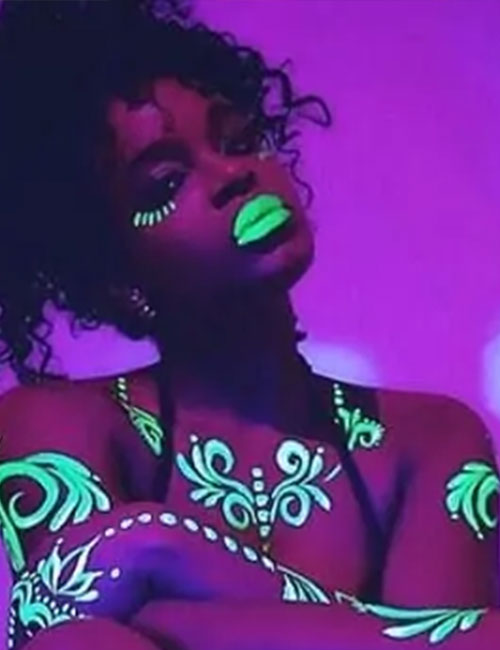 Geschminktes Gesicht & Körper im Blacklight/UV-Style