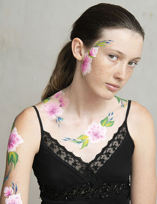 Geschminkter Körper im floralem Look