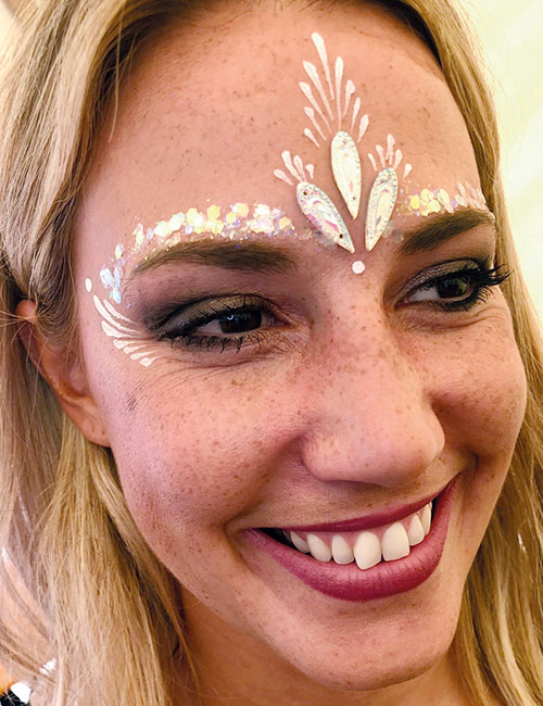 Geschminktes Gesicht im White Ibizza Look