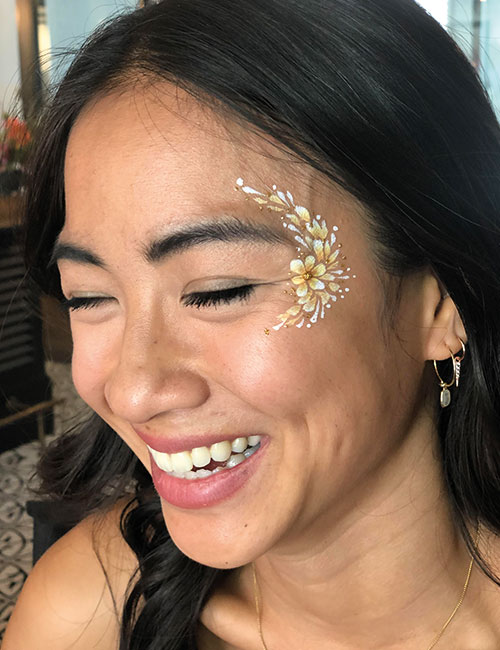 Geschminktes Sommerfest-Gesicht weiß